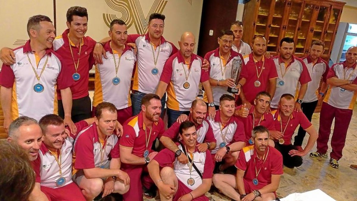 Pescadores regionales con la medalla de plata del nacional de salmónidos mosca.-L. FUENTE