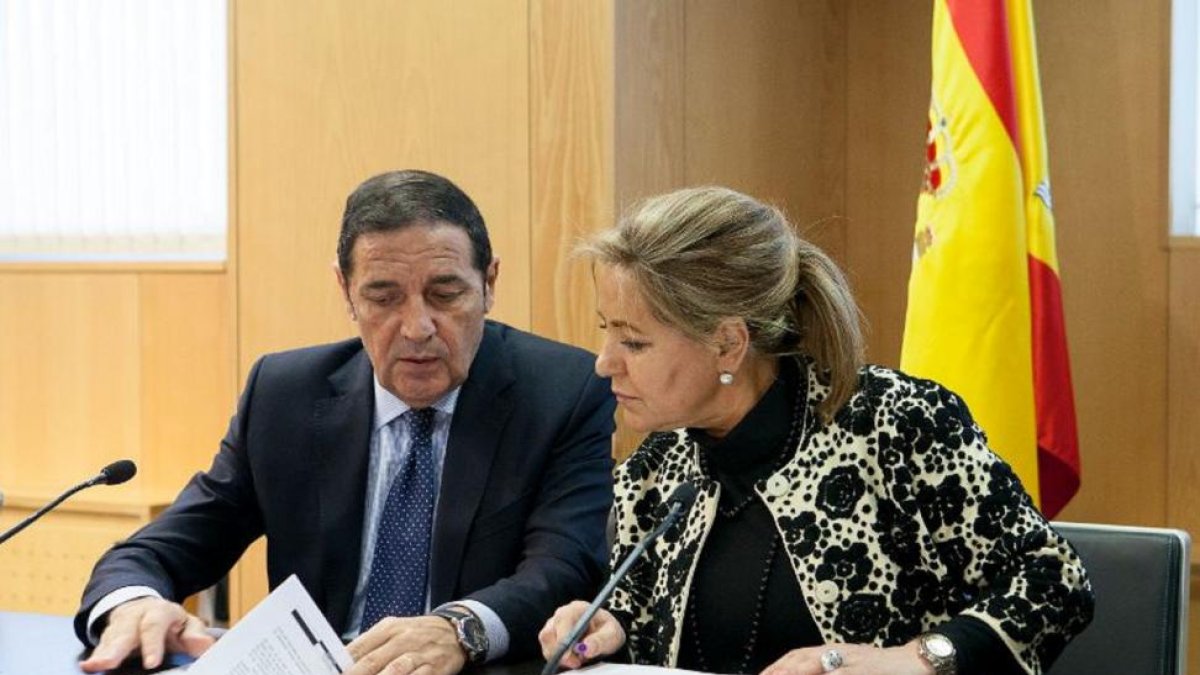 La vicepresidenta y consejera de Empleo, Rosa Valdeón, preside el acto de firma del Plan Anual de Gestión 2016 junto al consejero de Sanidad, Antonio Sáez-ICAL