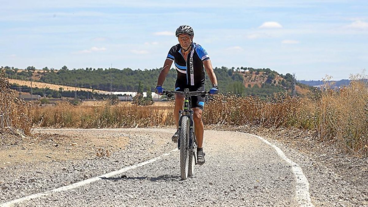 Uno de los primeros ciclistas que ya transitan por el sendero bici que une Zaratán y Valladolid.-Pablo Requejo