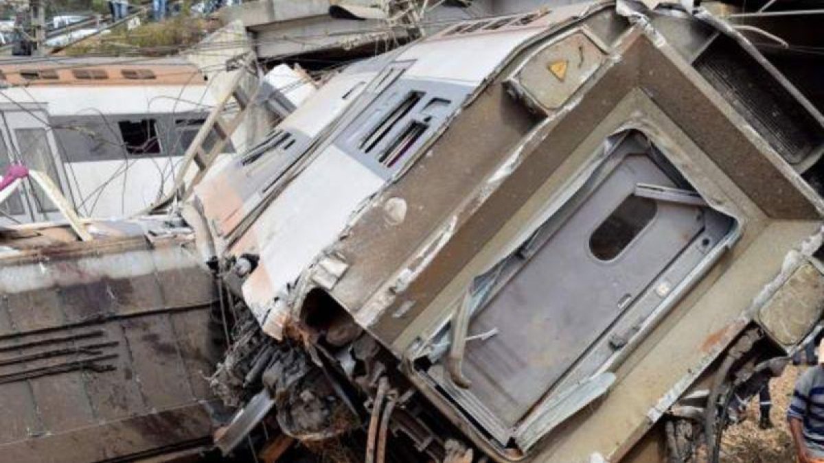 Imagen del descarrilamiento del tren.-EL PERIÓDICO