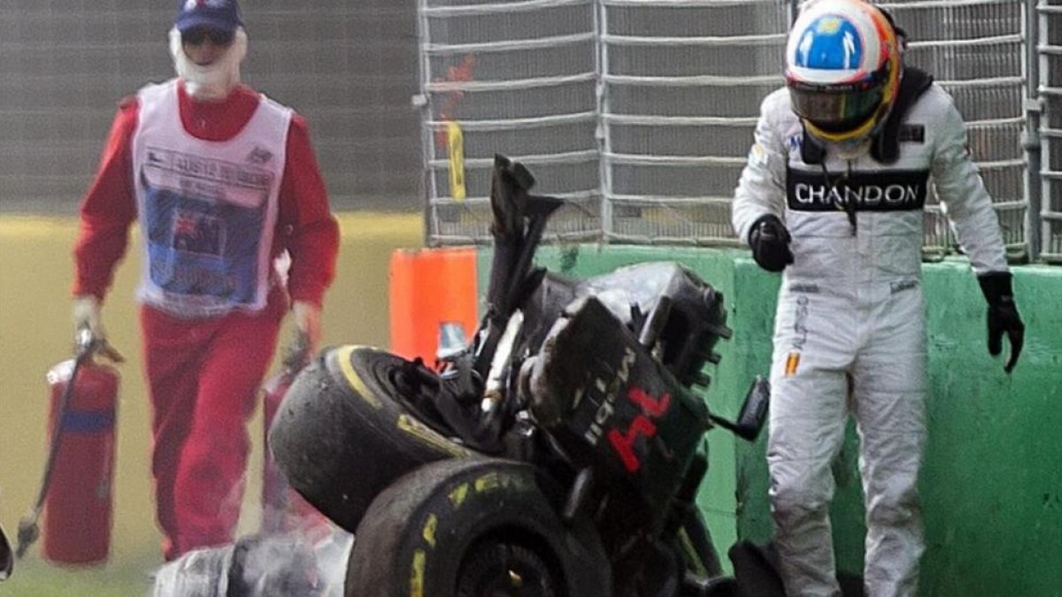 Alonso, tras el accidente de Melbourne.-