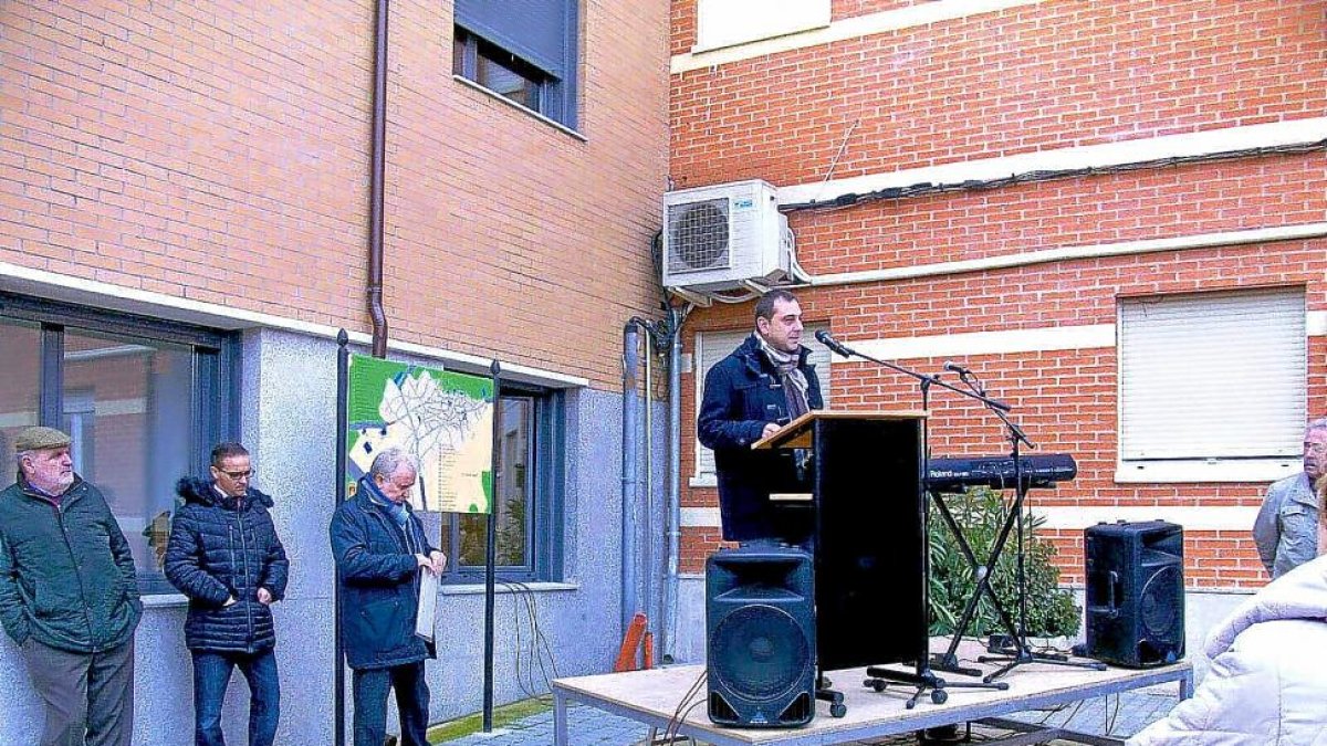 El alcalde de Castronuño, Enrique Seoane, frente al centro social.-EL MUNDO
