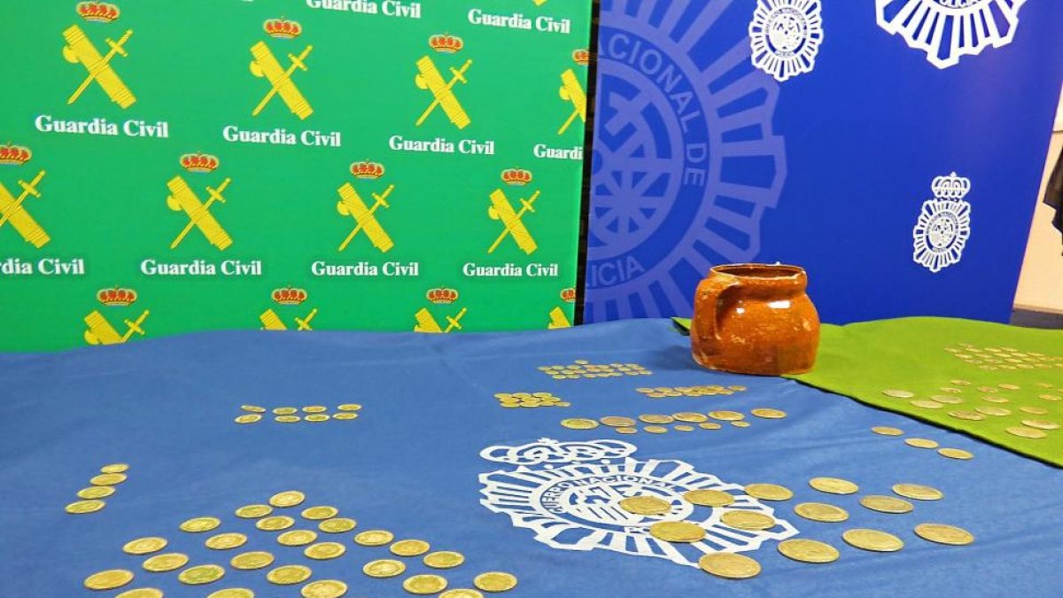 Jarra y parte de las monedas, de las que se inautó la Policía.-EL MUNDO