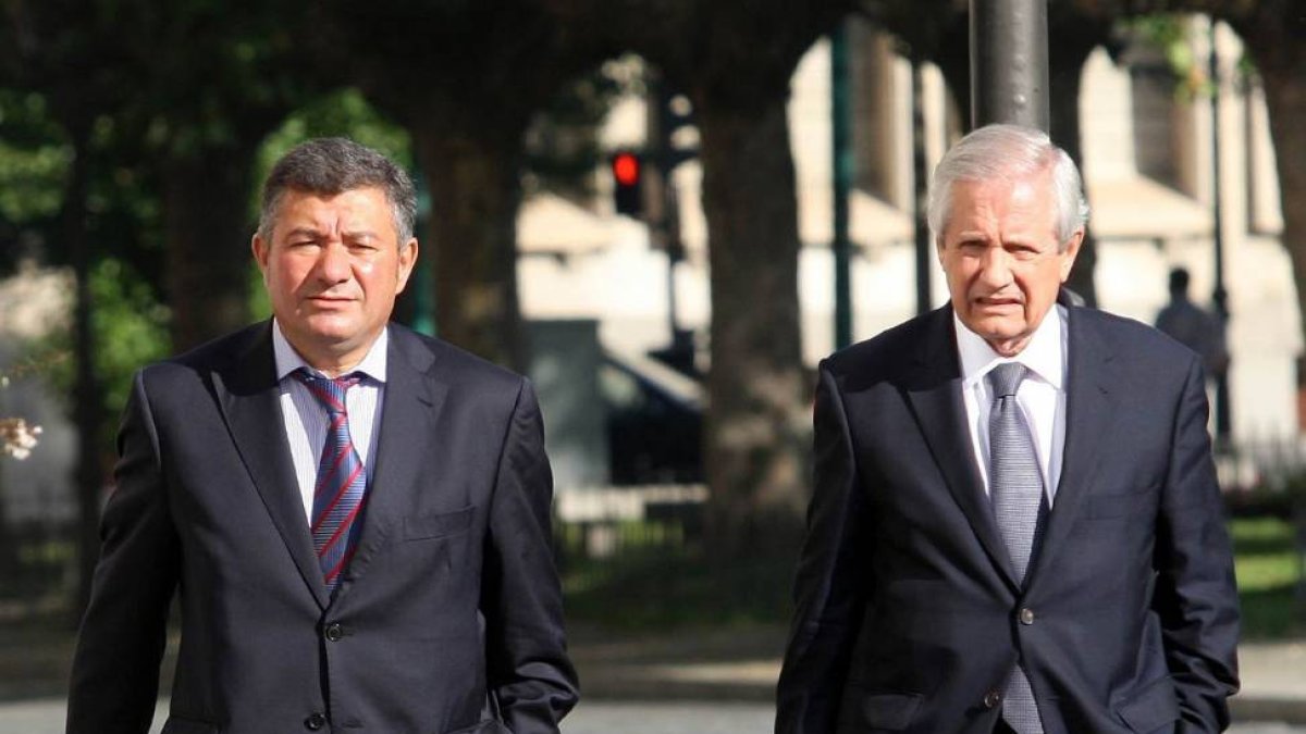 El alcalde de la localidad vallisoletana de Arroyo de la Enomienda, José Manuel Méndez, acompañado por su abogado, Gómez Liaño, a su llegada al juicio por el 'caso Arroyo de la Encomienda'-Ical