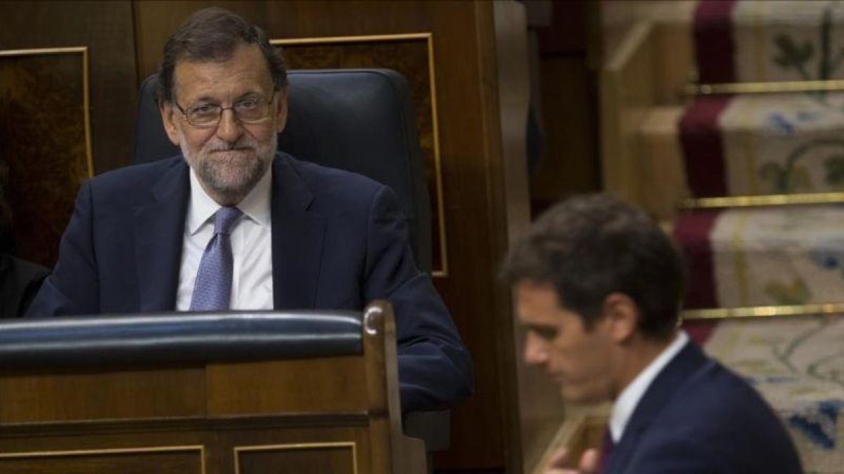 Rajoy y Rivera, durante la sesión de investidura del miércoles.-AP / FRANCISCO SECO