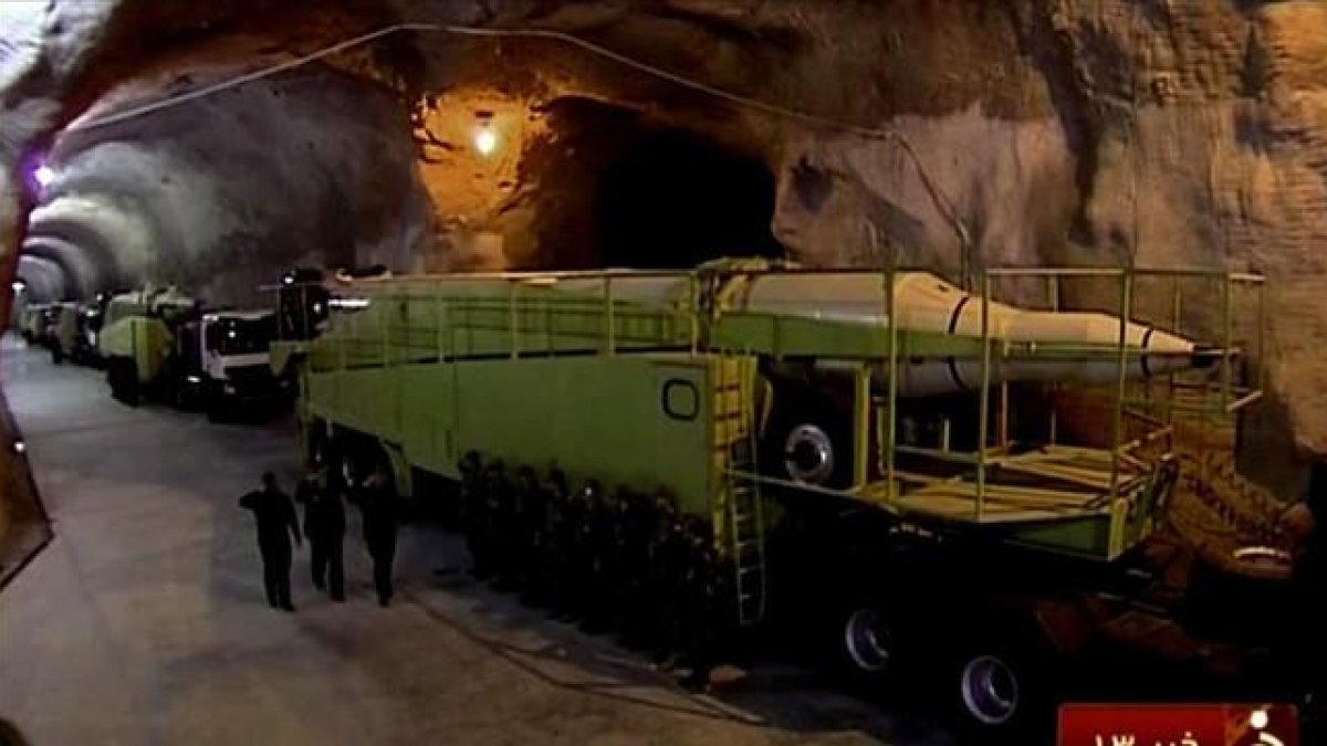 Imagen de la emisión televisiva que muestra un largo túnel, de unos 10 metros de alto, lleno de misiles.-IRINN / HO / AFP