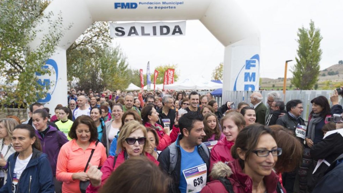 Cientos de personas toman la salida durante una edición anterior.-ICAL