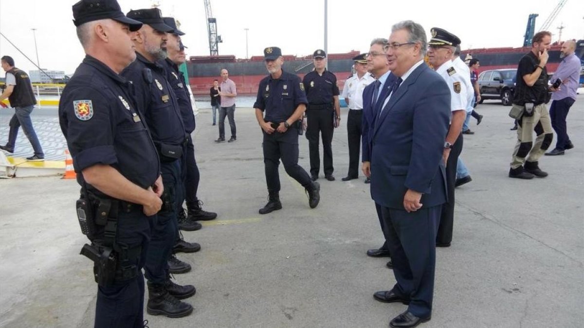 El ministro Juan Ignacio Zoido ha visitado a los agentes de la Policía y la Guardia Civil desplegados en Barcelona.-EL PERIÓDICO