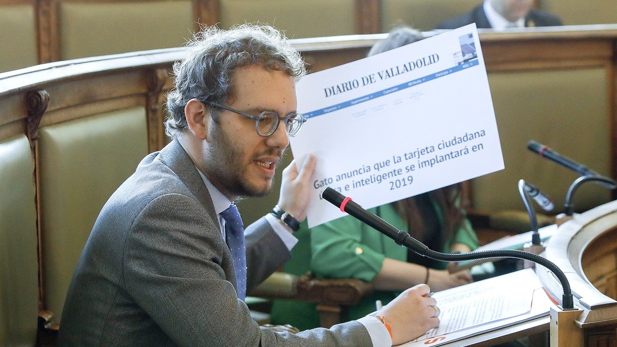 El concejal de Ciudadanos Pablo Vicente durante su intervención en el pleno.- J.M. LOSTAU