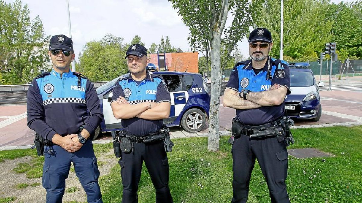 Los tres policías locales del distrito de Rondilla que intervinieron en el rescate, Gustavo, Borja y Juanjo.-J. M. LOSTAU