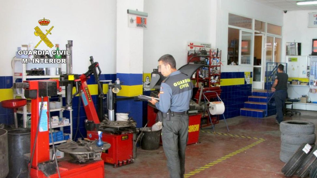 Un agente de la Guardia Civil durante la inspección a un taller.-ICAL