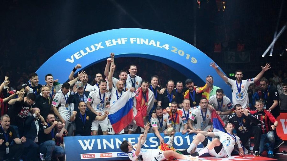 Roberto García Parrondo (de negro y derodillas) celebra puños en alto con ‘su’ Vardar la Champions.-INA FASSBENDER / AFP