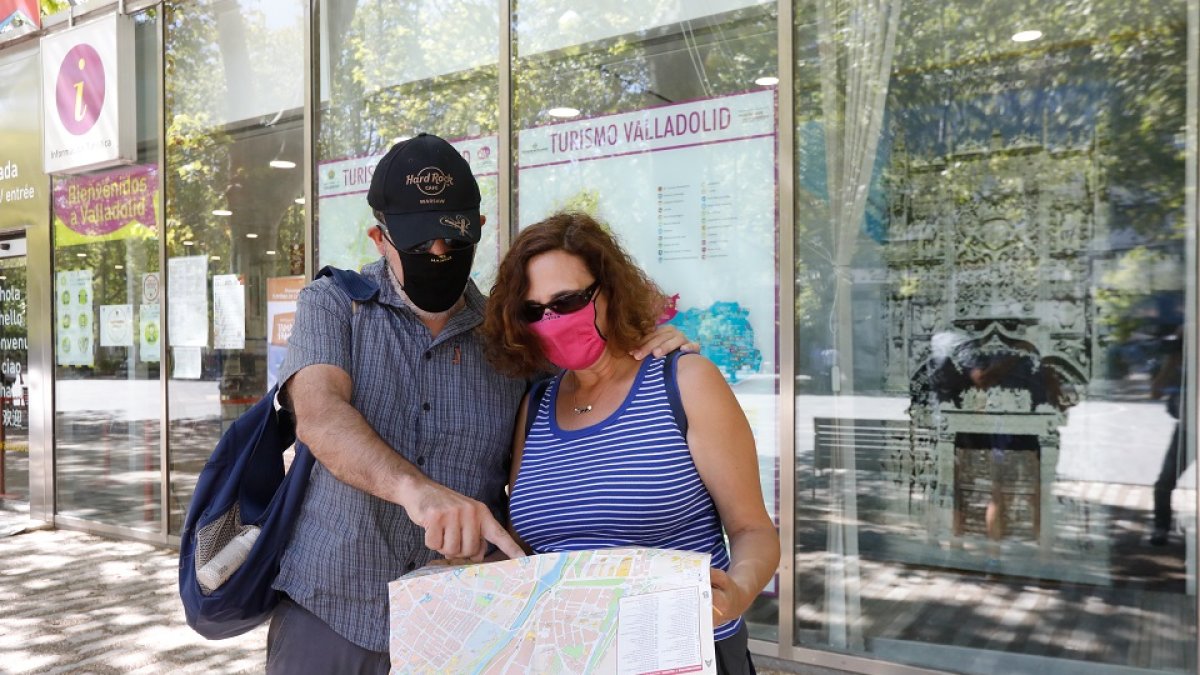 Una pareja de turistas consulta un mapa de la ciudad. / E.M.
