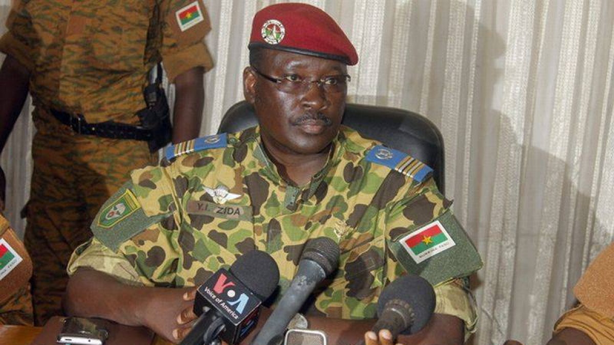 El Coronel Zida, nuevo jefe del Estado de Burkina Faso, en una comparecencia ante los medios, el sábado.-Foto: EFE / ETIENNE KAFANDO