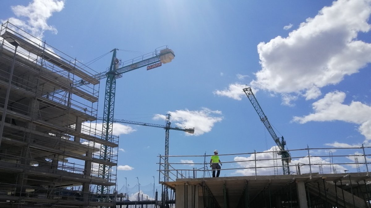 Viviendas en construcción en la calle Alcaparra, en la zona del Peral. - E.M.