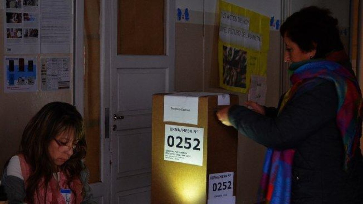 Jurados electorales trabajan sin luz en las elecciones regionales de Argentina.-EFE