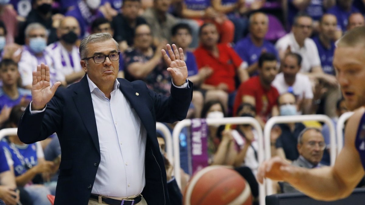 Paco García, entrenador del UEMC Real Valladolid Baloncesto. / J. M. LOSTAU