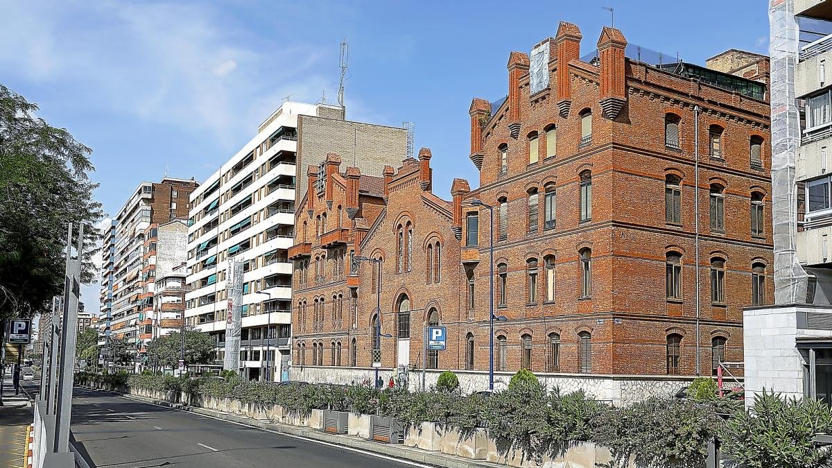 Antiguo edificio de la Electra que recibirá 6.000 metros de edificabilidad extra a cambio de la compra y cesión del viejo colegio El Salvador.-J.M. LOSTAU