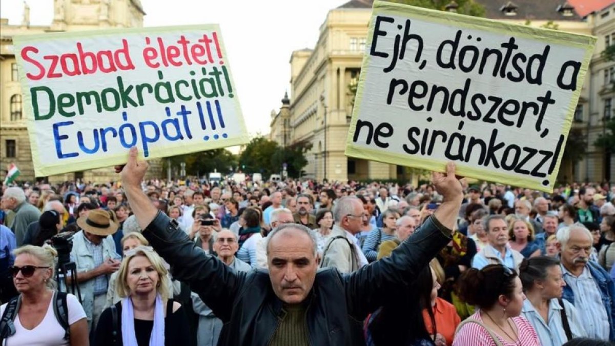 Manifestación opositora, el viernes ante el Parlamento, en Budapest.-AFP / ATTILA KISBENEDEK