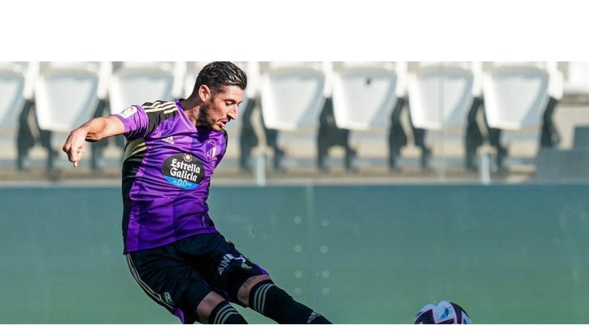 Uno de los recién incorporados por el Real Valladolid, Escudero, que ha llegado libre, golpea el balón. / RVCF