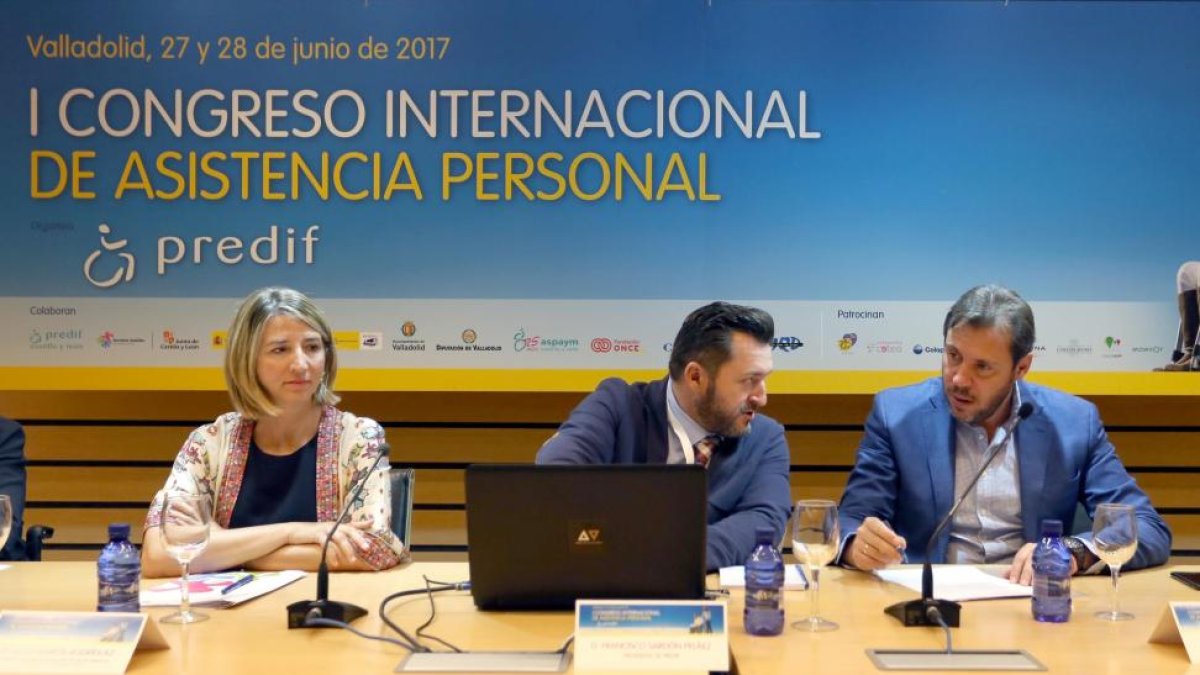 El alcalde de Valladolid, Óscar Puente; el presidene de Predif, Francisco Sardón (C); y la consejera de Familia e Igualdad de Oportunidades, Alicia García; inauguran el I Congreso Internacional de Asistencia Personal en Valladolid-ICAL