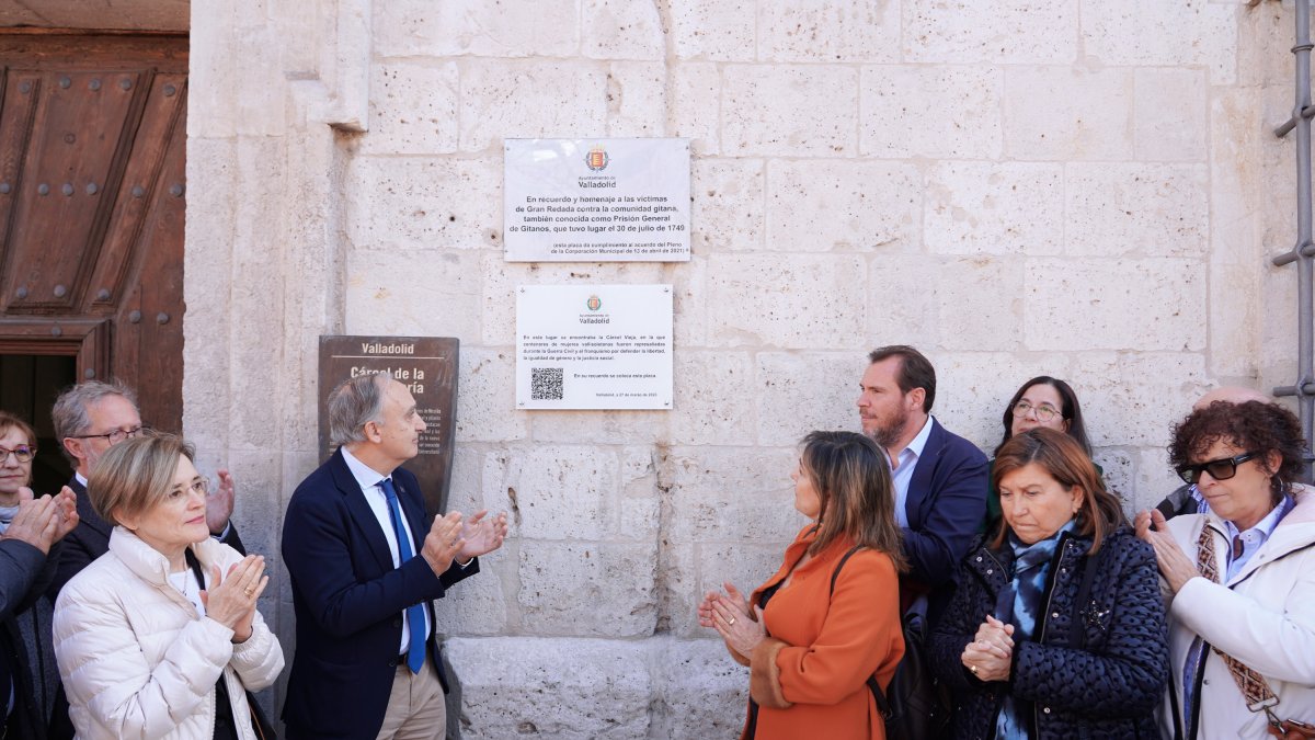 El alcalde de Valladolid, Óscar Puente, descubre la placa en recuerdo a las mujeres vallisoletanas represaliadas durante la Guerra Civil y el franquismo. -ICAL