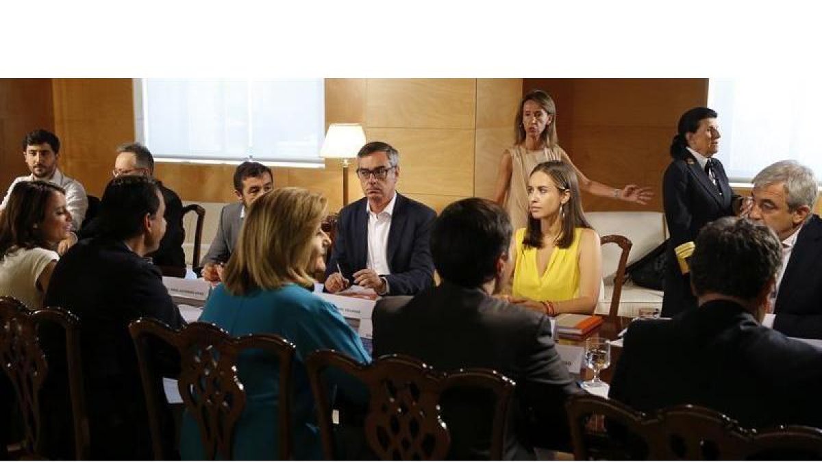 Andrea Levy, Fernando Martínez-Maillo, Fátima Báñez, José Luis Ayllón y Álvaro Nadal (i-d, de espaldas) y de Ciudadanos Luis Garicano, Melisa Rodríguez, José Manuel Villegas, Miguel Gutierrez, Juan Carlos Girauta y Toni Roldán (d-i, de frente).-EFE/Mariscal