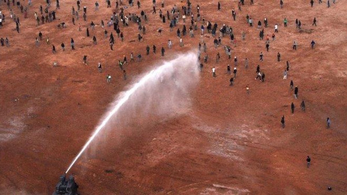 Imagen tomada durante el desalojo con cañones de agua del campamento de Ggdeim Izik, en el 2010.-AFP
