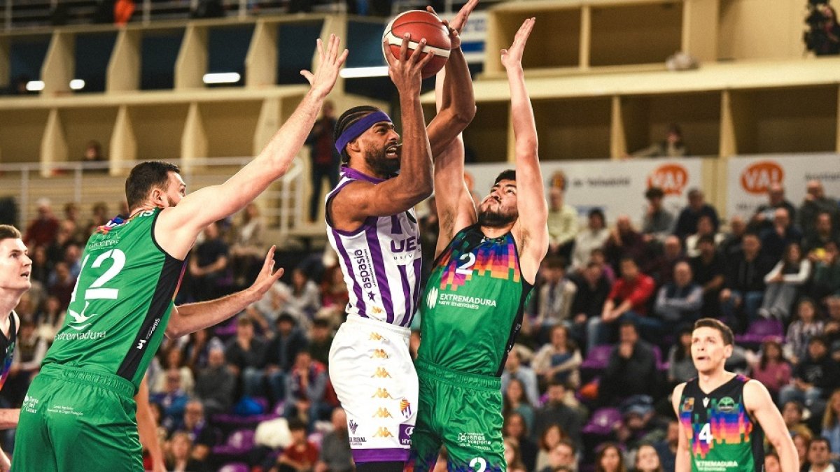 N’Guessan lanza ante la oposición de Cepukaitis (12) y Bonilla (2) .RUBÉNDELAFUENTE / RVB