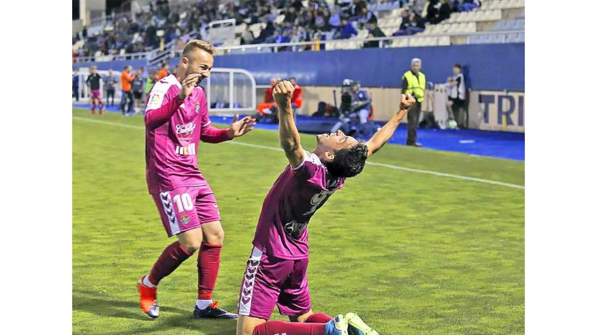 Explosión de júbilo de Mata, al que felicita Ontiveros, tras marcar uno de los tres goles que firmó anoche.-PHOTO-DEPORTE