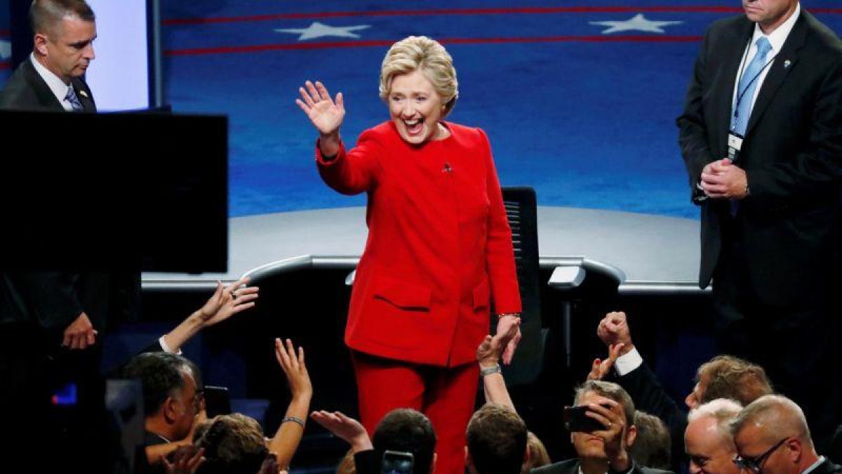 Clinton saluda al público al final del debate con Trump, en Nueva York.-REUTERS / ADREES LATIF