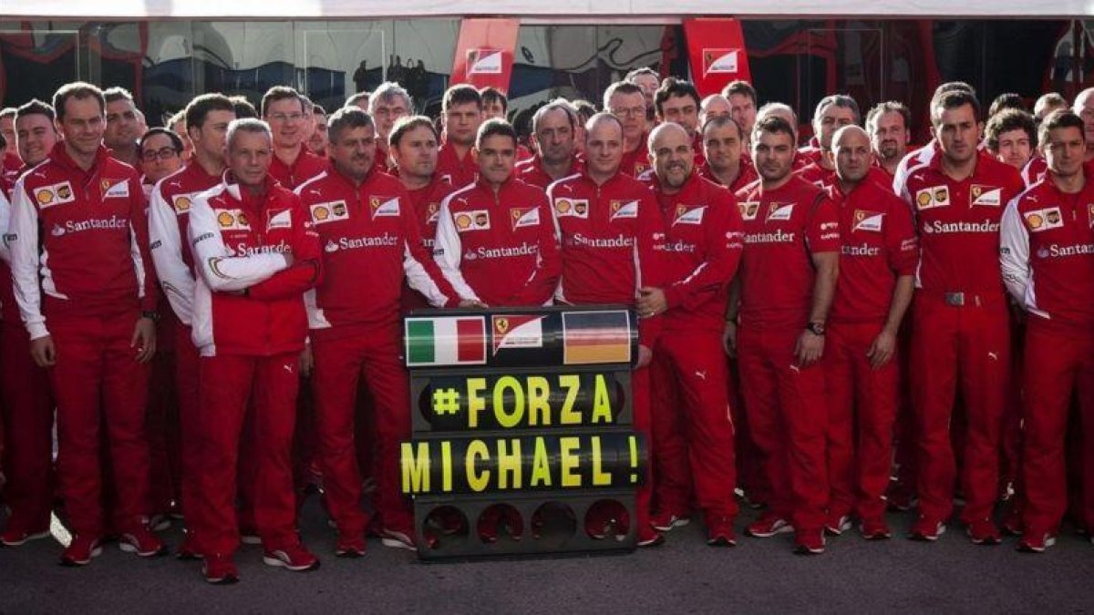 El equipo Ferrari le desea una feliz recuperación a Michael Schumacher.-EFE / ROMAN RÍOS