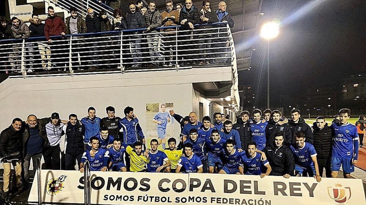 La plantilla del Tolosa CF celebra la clasificación para la siguiente ronda de la Copa del Rey.-EL MUNDO
