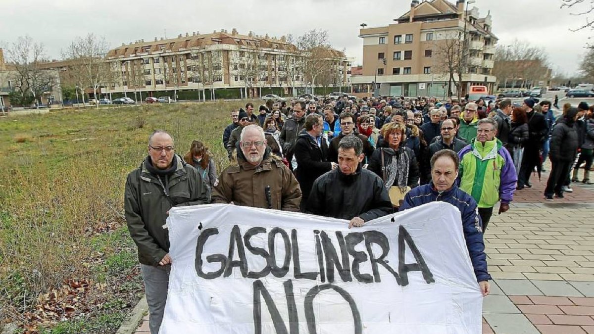 Vecinos de Parque Alameda se manifiestan junto a la parcela en la que está prevista la gasolinera-J.M.Lostau