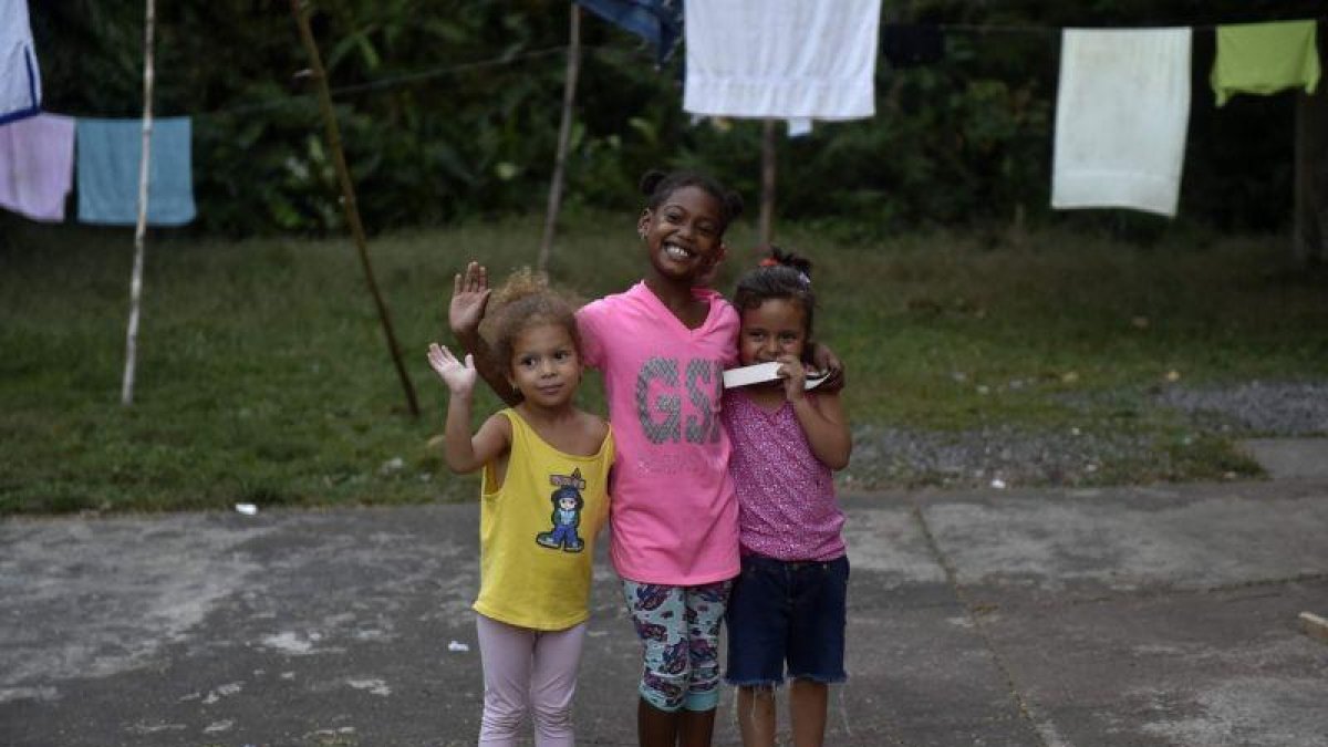 Tres niños cubanos esperan en un refugio de Panamá antes de intentar entrar en EEUU.-AFP / RODRIGO ARANGUA
