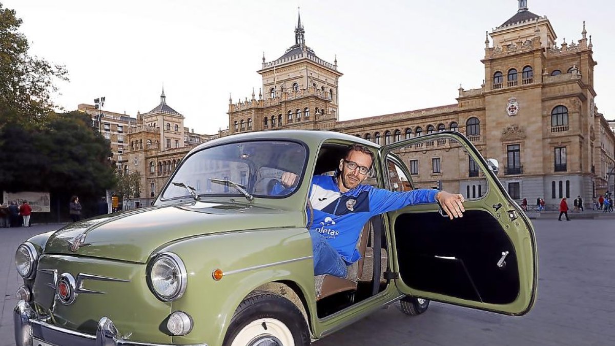 Fernando Hernández, en el Seat Seiscientos cedido para la ocasión por Faustino Domínguez del club Amigos del Seiscientos de Tordesillas.-J. M. LOSTAU