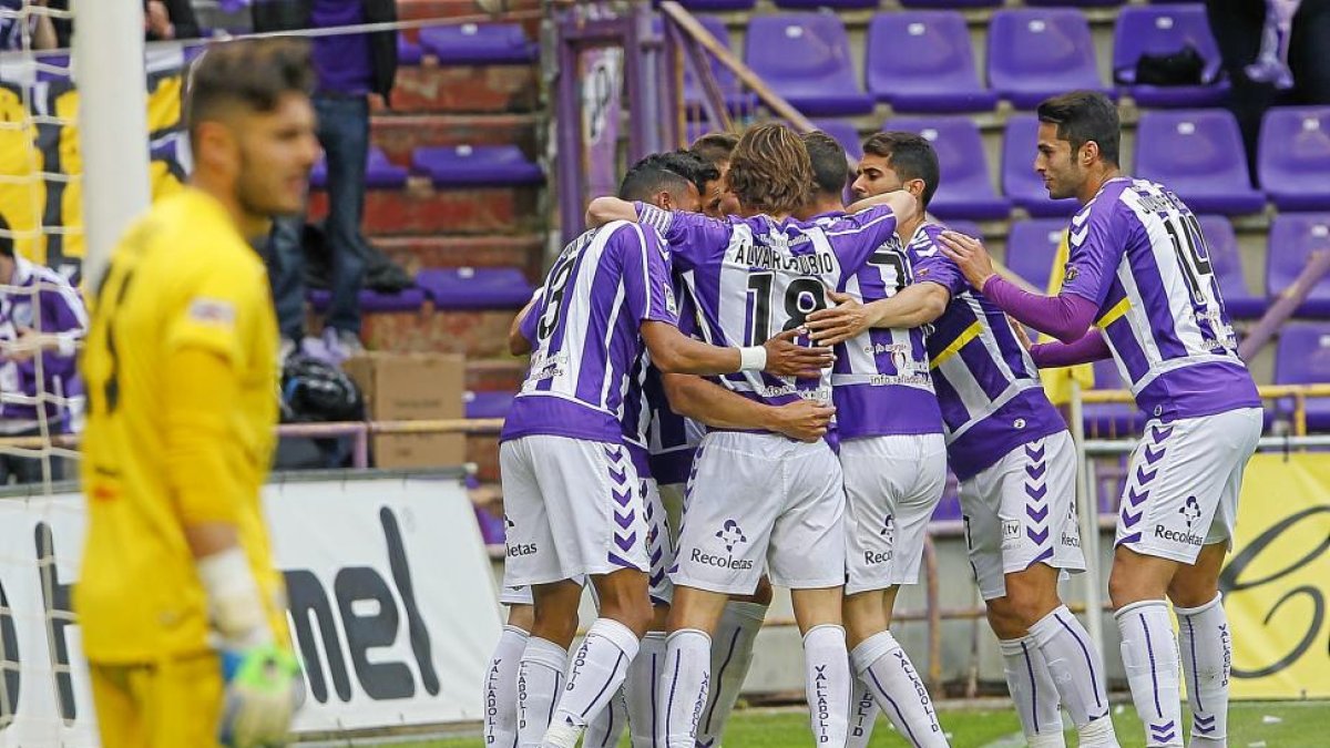 Los jugadores del Valladolid celebran el gol de Óscar, mientras el meta Juan Carlos aparece con la mirada perdida.-J. M. LOSTAU