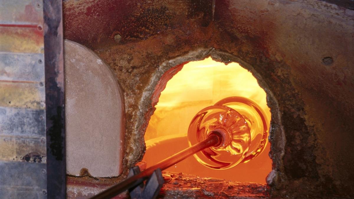 Creación de una pieza de cristal para su después manipulación.-E.M.