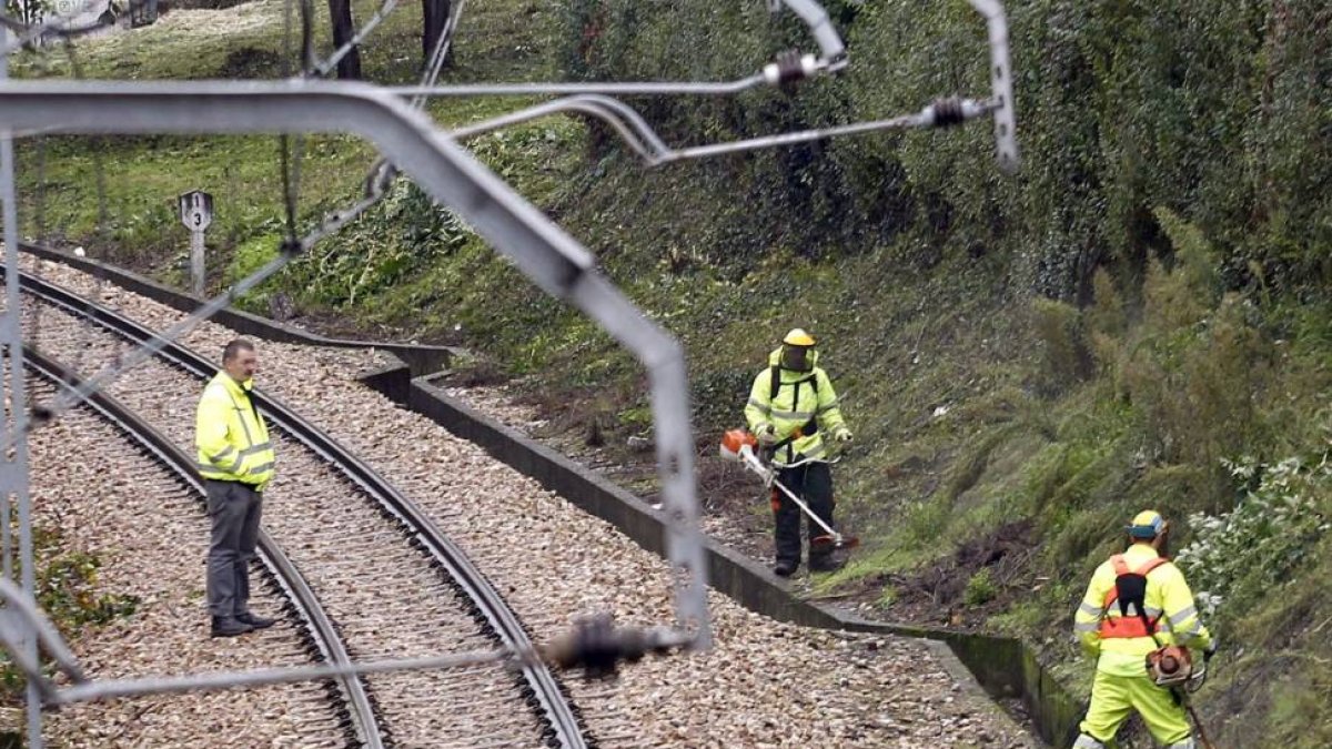 Miembros de la Policía Científica inspeccionan las vías del tren a las afueras de Oviedo, el pasado día 6-Efe