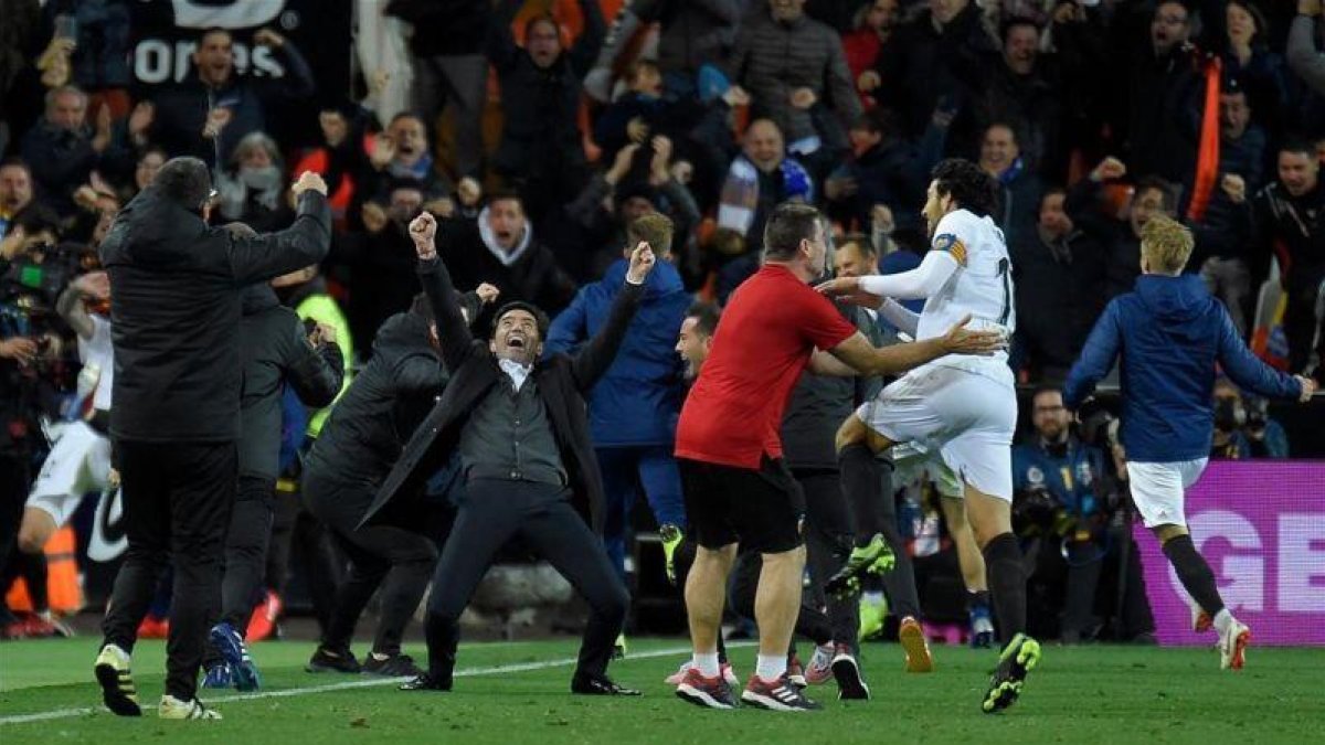 Marcelino celebra extasiado el pase a semifinales.-EL PERIÓDICO