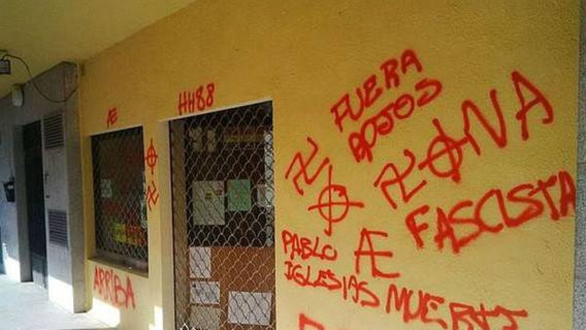 Pintadas en la sede de Podemos en San Lorenzo del Escorial (Madrid), este sábado.-PODEMOS