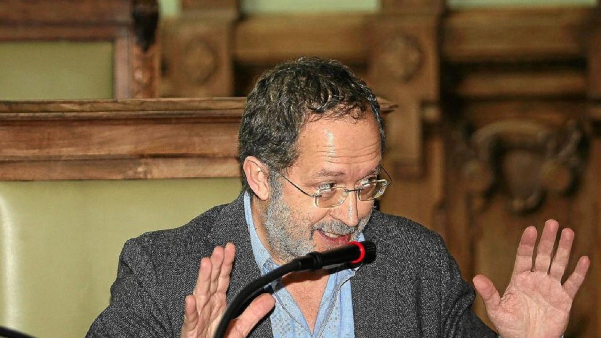 Manuel Saravia, en un Pleno del Ayuntamiento de Valladolid.-M. ÁLVAREZ