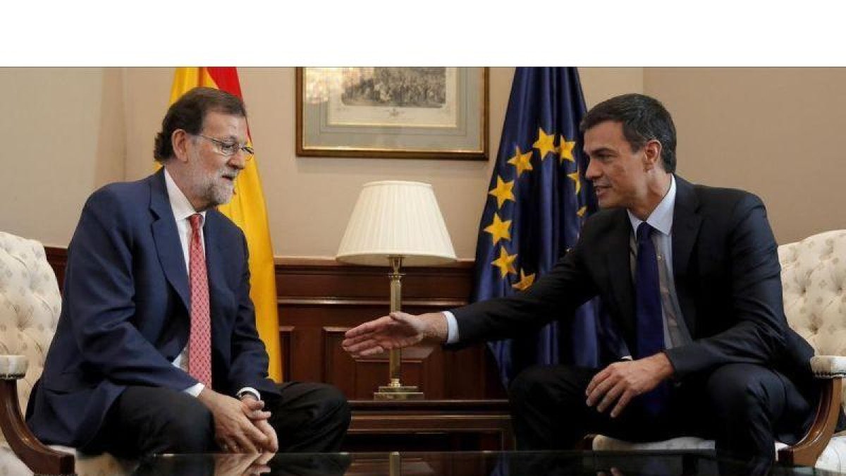 Mariano Rajoy y Pedro Sánchez, al inicio de su reunión, este martes en el Congreso.-JOSÉ LUIS ROCA