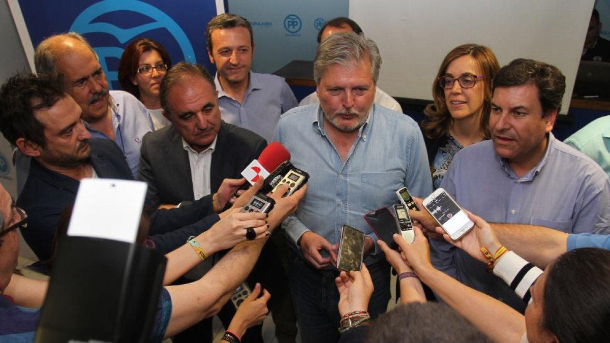 Los candidatos del PP de Palencia celebran los resultados en la sede del partido, en el centro, el candidato al Congreso, el ministro de Cultura en funciones, Íñigo Méndez de Vigo, atiende a los medios.-ICAL