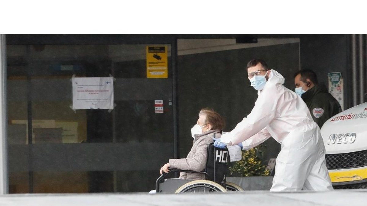 Una mujer es trasladada en silla de ruedas al Hospital Clínico de Valladolid en la mañana de ayer. J.M. LOSTAU