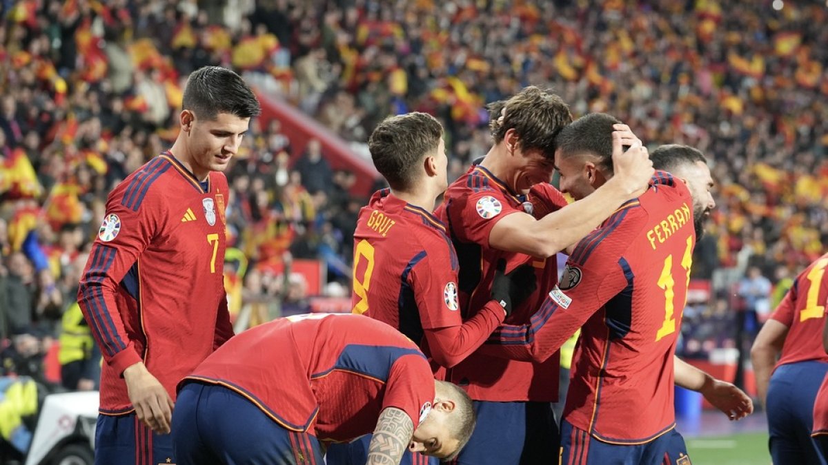 La selección española que festeja el triunfo ante Georgia en Zorrilla.