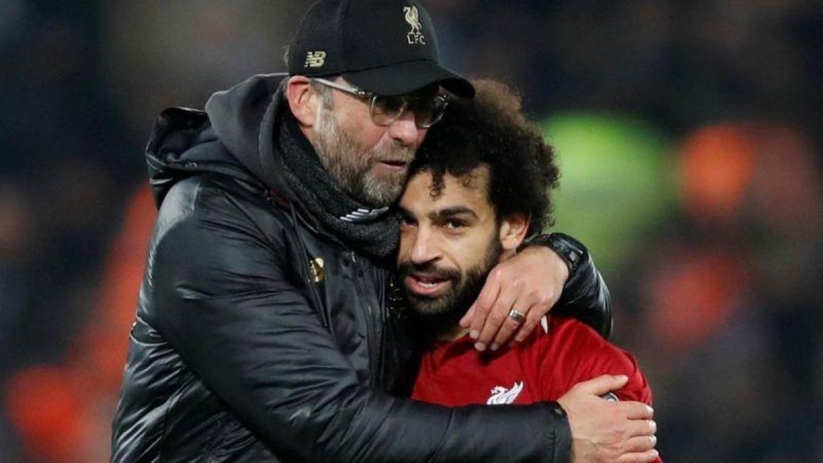 Klopp y Salah se abrazan después de la victoria ante el Nápoles.-REUTERS / CARL RECINE