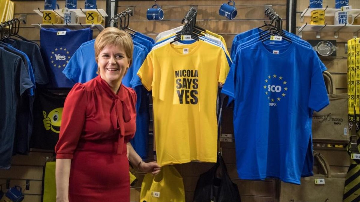 La ministra principal de Escocia, Nicola Sturgeon, en el hall donde se celebra el congreso del Partido Nacional Escocés, en Aberdeen.-AFP