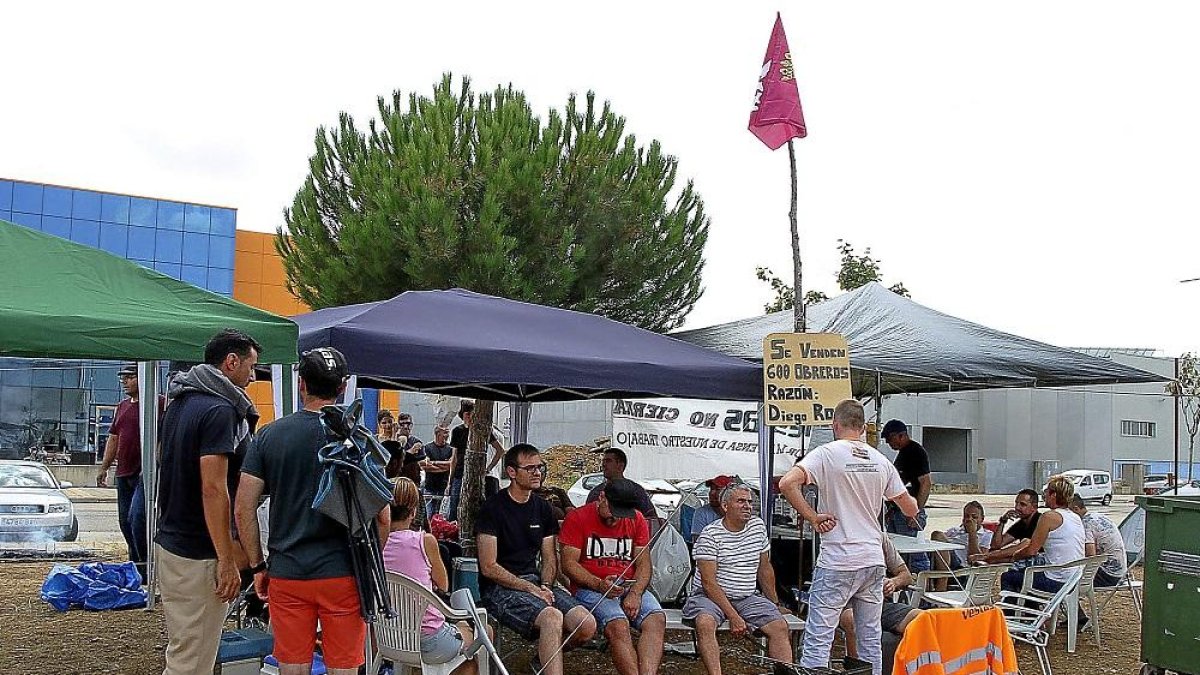 Trabajadores de la plantilla de la fábrica de Villadangos del Páramo en una acampada de protesta.-ICAL