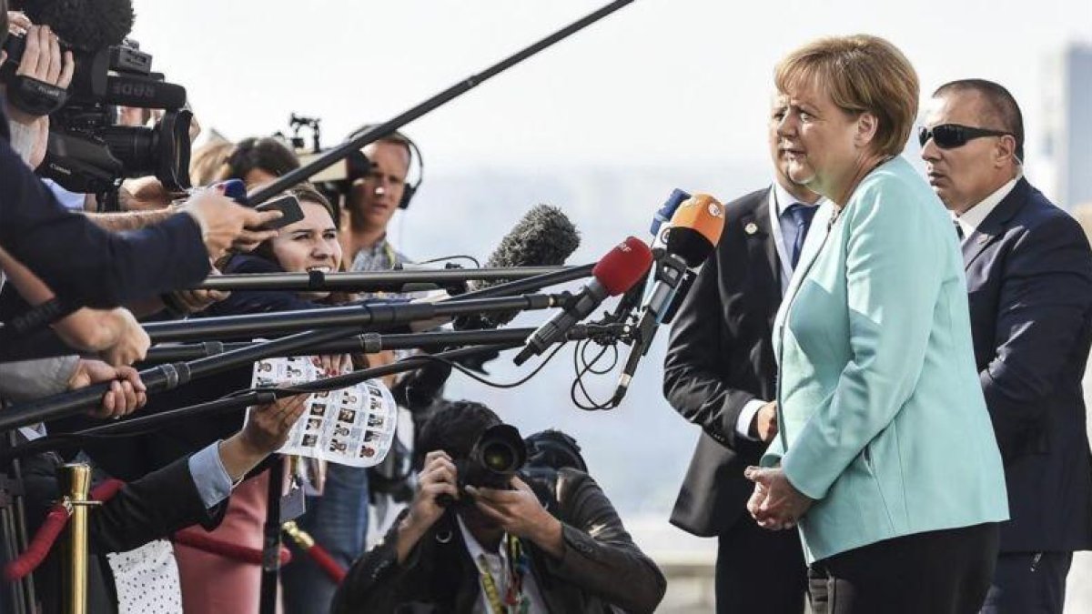 Angela Merkel atiende a los periodistas a su llegada a la cumbre.-EFE / FILIP SINGER